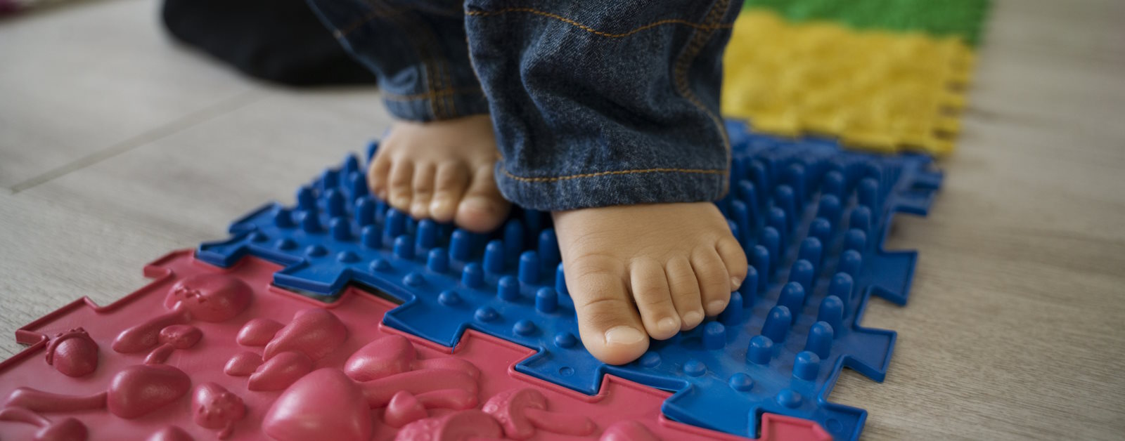 Podczas terapii integracji sensorycznej pobudzamy różne zmysły jednocześnie.